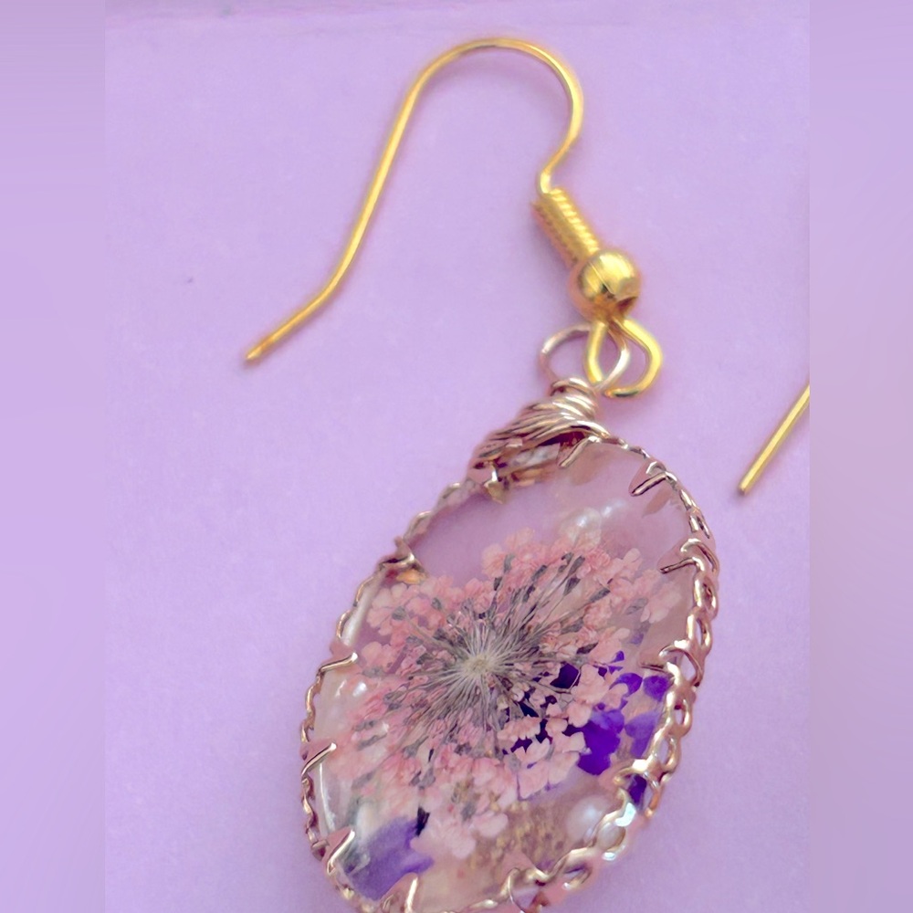 NWOT Earrings Dried Flowers purple pink, faceted pearls,Resin, 2” drop, Goldtone - Picture 8 of 8